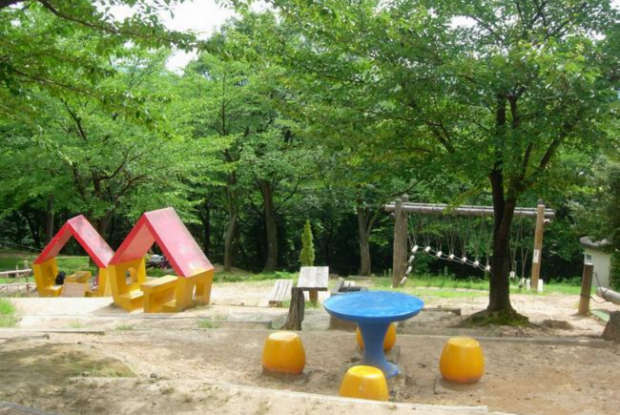 福井県の動物園の足羽山公園遊園地のアスレチック遊具